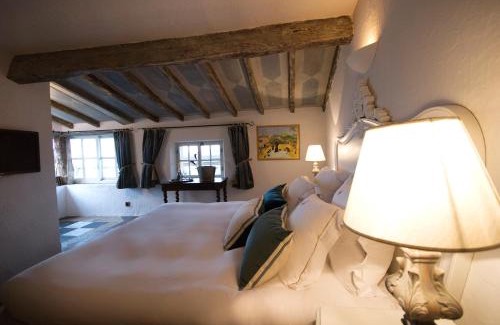 Cagnes-sur-Mer Hotel | Elegant Château Le Cagnard with Ocean View & Hot Tub