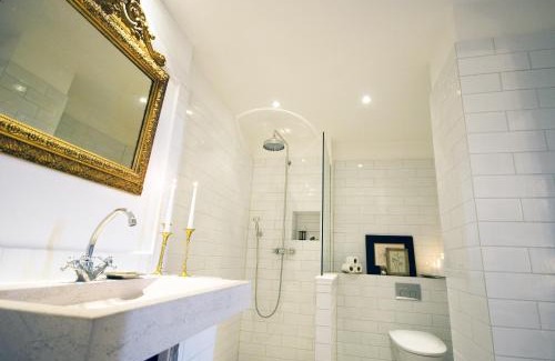 Cagnes-sur-Mer Hotel | Elegant Château Le Cagnard with Ocean View & Hot Tub