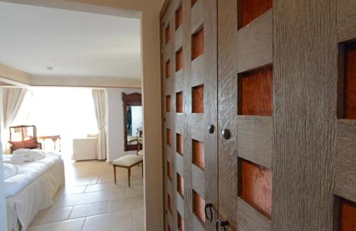 Cagnes-sur-Mer Hotel | Elegant Château Le Cagnard with Ocean View & Hot Tub