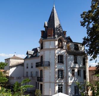 Saint-Cirgues-sur-Couze Bed & Breakfast | Pet-Friendly Getaway at Château Les 4 Saisons: Rated 8.9