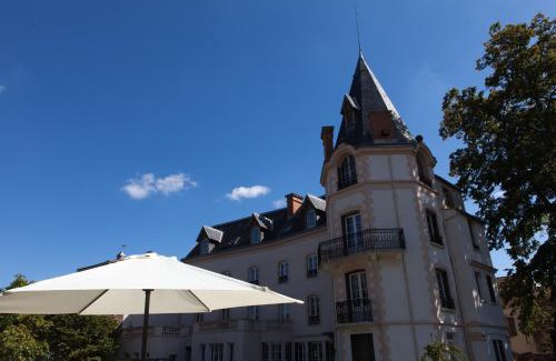 Saint-Cirgues-sur-Couze Bed & Breakfast | Pet-Friendly Getaway at Château Les 4 Saisons: Rated 8.9
