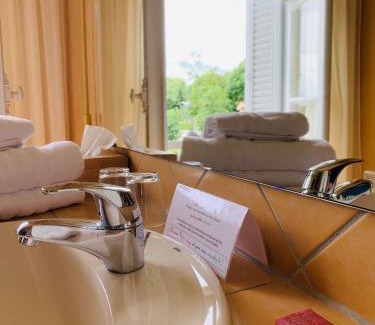 Moulis-en-Medoc Bed & Breakfast | Delightful Château Maucaillou: Family-Friendly Retreat