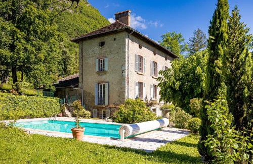 Lumbin House | Experience Elegance at Château Monts Blancs with Oceanfront Views