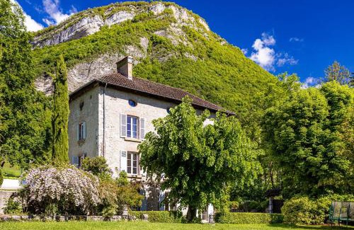Lumbin House | Experience Elegance at Château Monts Blancs with Oceanfront Views