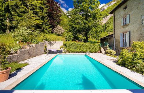 Lumbin House | Experience Elegance at Château Monts Blancs with Oceanfront Views