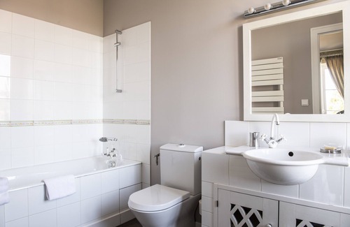 Saint-Estephe Bed & Breakfast | Discover Château Ormes de Pez: Pool, Breakfast & Perfect Score