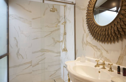 Leognan Bed & Breakfast | Experience Elegance at Château Pont Saint-Martin