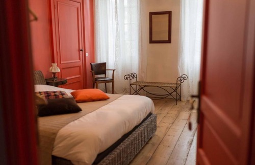 Sainte-Bazeille Bed & Breakfast | Château Rouge 47: Family-Friendly Stay with Pool Access