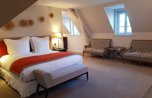 Montlucon Hotel | Elegant Château Saint-Jean: Guest Rated 9.8 with Spa & Pool