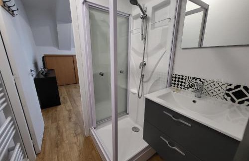 Chateaubourg Apartment | Châteaubourg Studio: Ideal for Families with Hot Tub Access