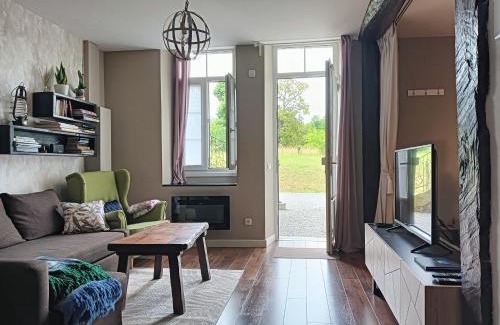 Escos Apartment | Cozy ChâtEscos Studio with Oceanfront Pool & 9.7 Rating
