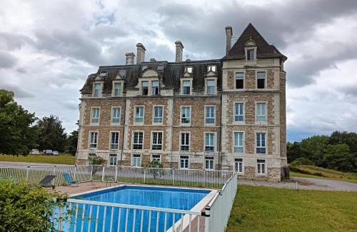 Escos Apartment | Cozy ChâtEscos Studio with Oceanfront Pool & 9.7 Rating