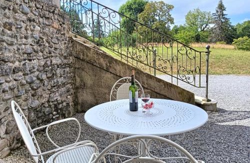 Escos Apartment | Cozy ChâtEscos Studio with Oceanfront Pool & 9.7 Rating