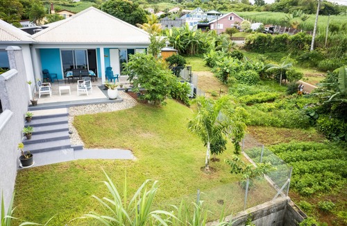 Petite-Ile House | Ch'ti Kaz Bleue - Coastal Retreat with Spa & Kitchen