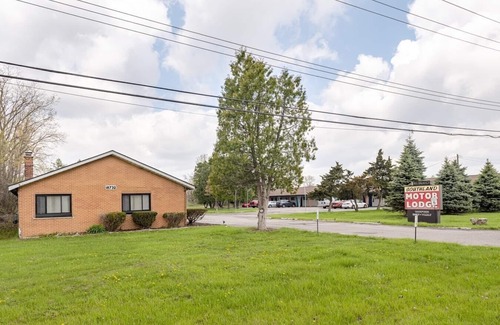 Riverview Apartment | Charming Private Room in Browntown for 2, Detroit