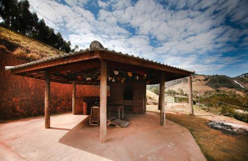 Joanopolis House | Cozy Chacara with Pool and Scenic Views in Cach dos Pretos