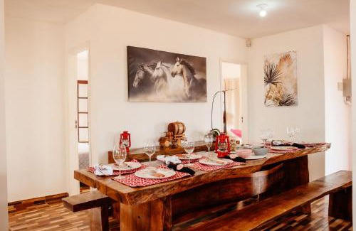 Santana do Riacho House | Relaxing Retreat with Pool and Hot Tub in Curral Queimado