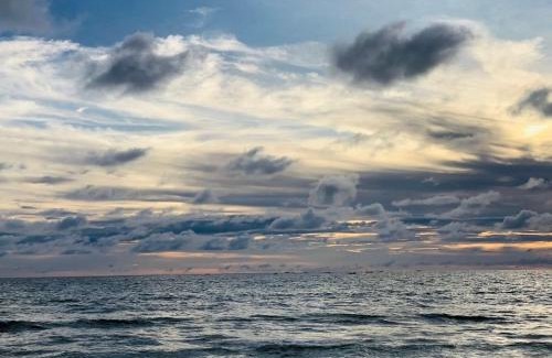 Neeleshwar House | Inviting Chachoos Seaview Homestay with Oceanfront Pool