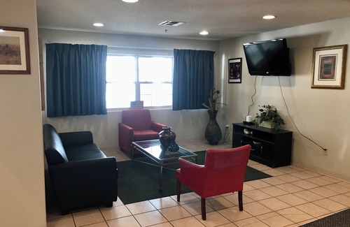 Chadron Hotel | Convenient Stay at Chadron Inn & Suites with Breakfast