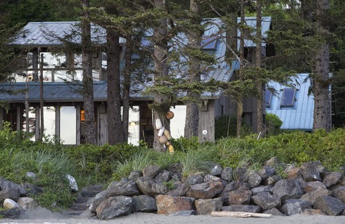 Tofino House | Discover Chahayis: Beachfront Bliss with Hot Tub & Spa