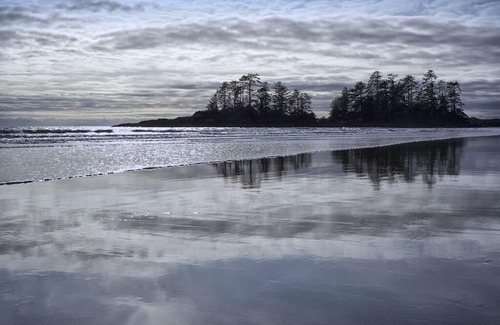 Tofino House | Discover Chahayis: Beachfront Bliss with Hot Tub & Spa