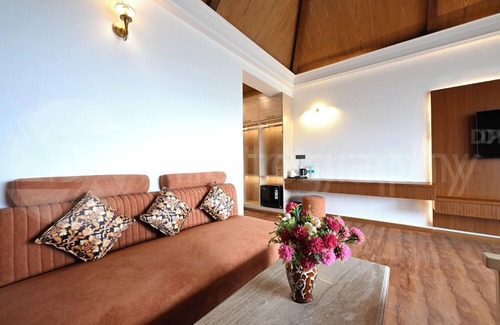 Shimla Hotel | Discover Chails Hamlet: Guest Rated 9/10 with Pool & Dining