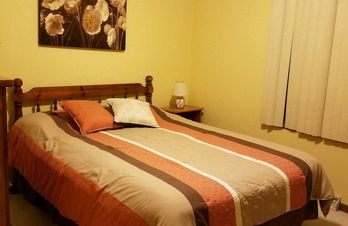 King House | Escape to Pinehaven: Pet-Friendly Retreat by the Lake