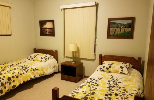 King House | Escape to Pinehaven: Pet-Friendly Retreat by the Lake