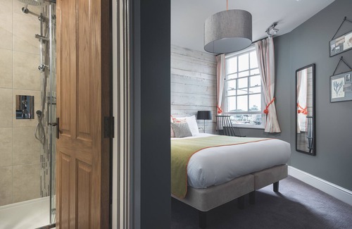 Mylor Churchtown Hotel | Discover Chainlocker: Family-Friendly with Restaurant & Kitchen