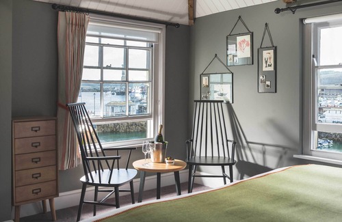 Mylor Churchtown Hotel | Discover Chainlocker: Family-Friendly with Restaurant & Kitchen