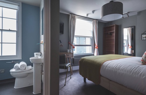 Mylor Churchtown Hotel | Discover Chainlocker: Family-Friendly with Restaurant & Kitchen