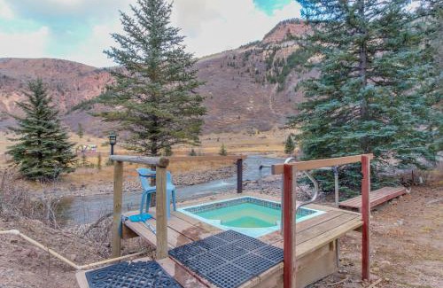 Carbondale House | Relaxing Chair Mountain Cabin with Hot Tub for Families