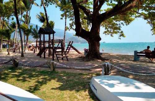 Centro Comercial Ski Chalet | Pet-Friendly Chalé Just 5 Minutes from Perequê Beach