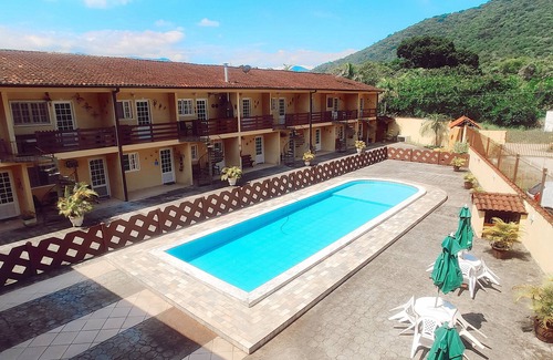 Caraguatatuba Ski Chalet | Cozy Chalet with Pool in Lush Greenery - Pet Friendly Stay