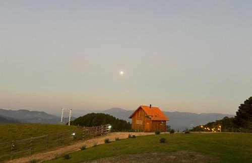 Aguas Mornas Ski Chalet | Discover Chalé Alecrim in Rancho Queimado