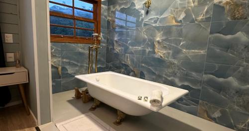 Penha Ski Chalet | Chalé Ancoradouro - A Family-Friendly Retreat with Hot Tub