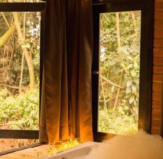 Otavio Rocha Ski Chalet | Pet-Friendly Retreat at Chalé Anoitecer for Families