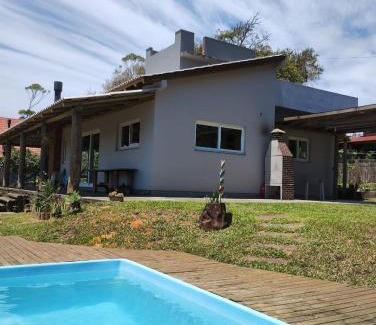 Torres Ski Chalet | Pet-Friendly Chalé em Torres with Ocean View & Pool