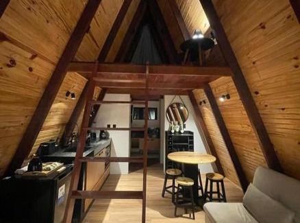 Monte das Gameleiras Cabin | Charming Chalé Cabana Suíça with Pool and Hot Tub Access