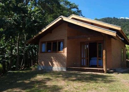 Sao Bento do Sapucai Ski Chalet | Pet-Friendly Retreat at Chalé Caminho do Paiol - Rated 9.8