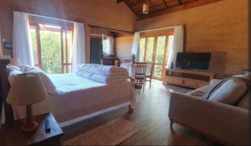 Sao Bento do Sapucai Ski Chalet | Pet-Friendly Retreat at Chalé Caminho do Paiol - Rated 9.8