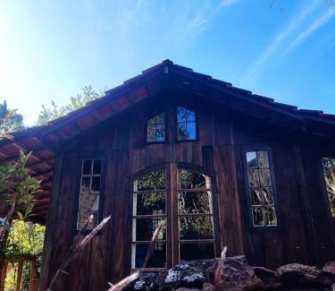 Aiuruoca Cabin | Cozy Chalé Candeia in Matutu with Breakfast & Family Fun