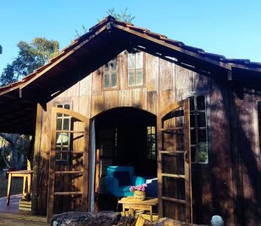 Aiuruoca Cabin | Cozy Chalé Candeia in Matutu with Breakfast & Family Fun