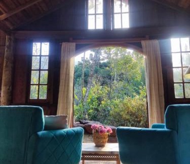 Aiuruoca Cabin | Cozy Chalé Candeia in Matutu with Breakfast & Family Fun