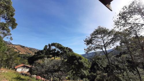 Sapucai-Mirim House | Discover Chalé Cantinho do Vale: Family & Pet Friendly Stay