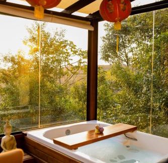 Tres Coroas Apartment | Relaxing Chalé with Hot Tub Near the Buddhist Temple