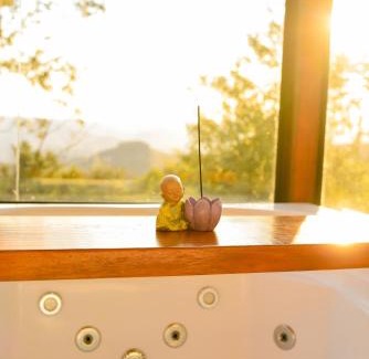 Tres Coroas Apartment | Relaxing Chalé with Hot Tub Near the Buddhist Temple