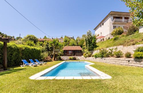 Rio Caldo Ski Chalet | Relaxing Sé Apartamentos - Chalé da Caniçada with Pool