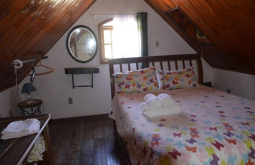 Miguel Pereira Ski Chalet | Cozy Chalé da Jajá: Oceanfront Retreat with Pool Access
