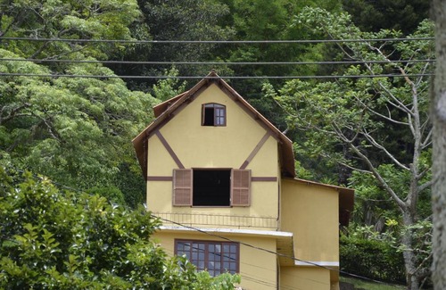 Miguel Pereira Ski Chalet | Cozy Chalé da Jajá: Oceanfront Retreat with Pool Access